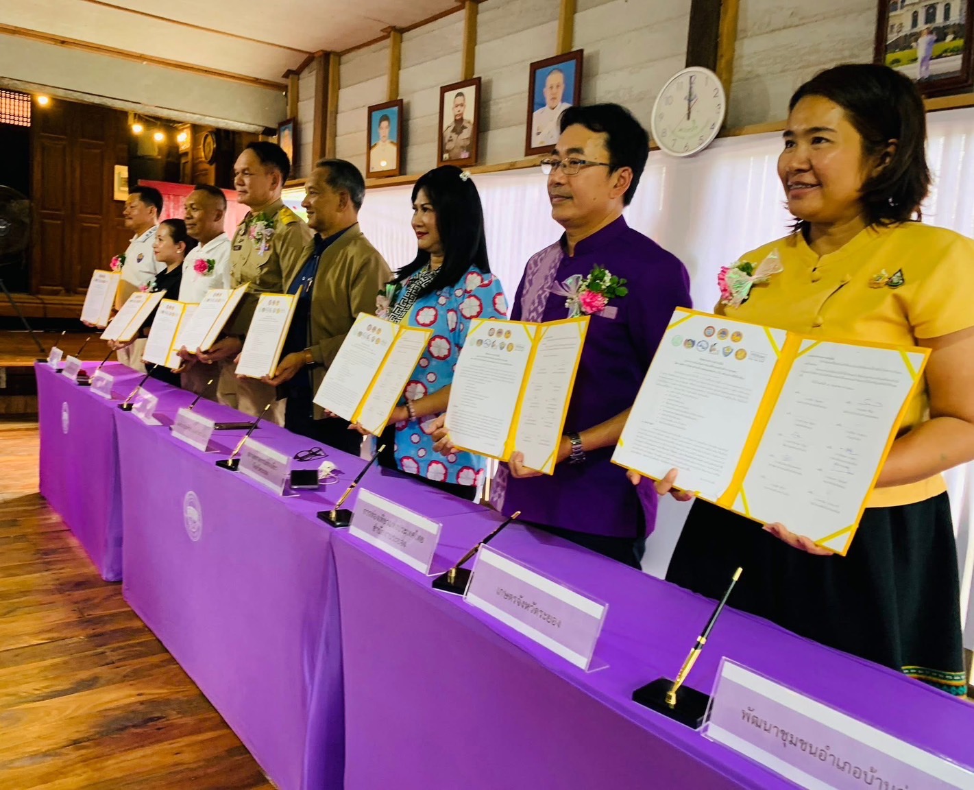 สำนักงานพัฒนาชุมชนอำเภอบ้านค่าย ร่วมงานแถลงข่าวและลงนาม MOU “งานมังคุดหวานหนองตะพาน”